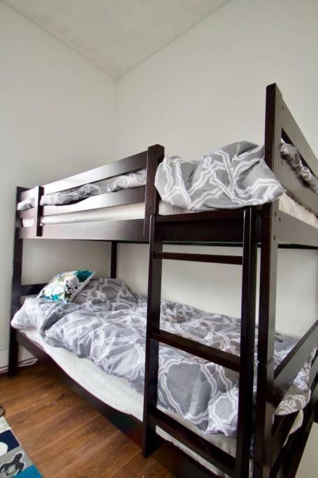 The Parkdale Hostellerie Toronto Hostel Beds photo